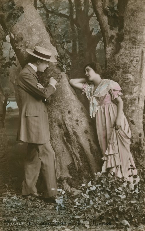 1913-ban elküldött képeslap szerelmesekről, akik szívet faragnak egy fára (kézzel színezett fotó) alkotó: French Photographer