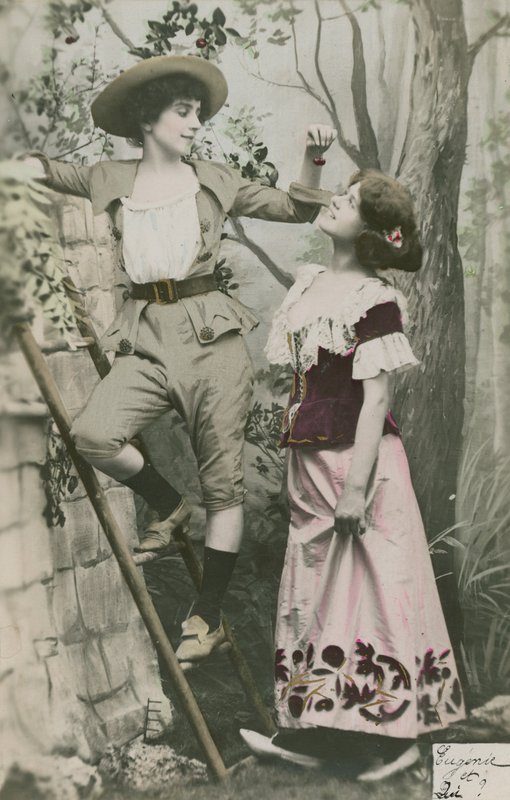 1913-ban elküldött képeslap, amelyen két cseresznye jelmezbe öltözött lány látható (kézzel színezett fotó) alkotó: French Photographer