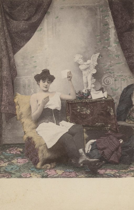 Csinos, félig öltözött lány, levelet olvas alkotó: French Photographer