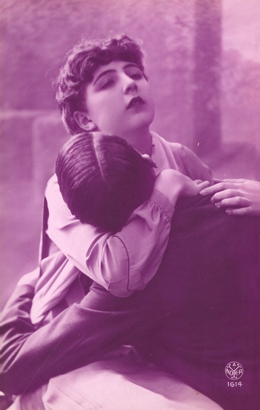 Rózsa színű kép ölelkező párról alkotó: French Photographer
