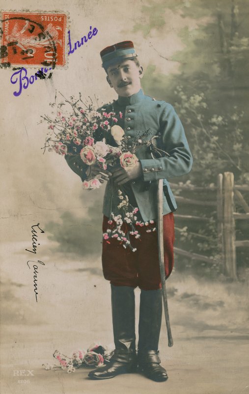Katona egy csokor virágot hordozó újévi képeslap, 1913 alkotó: French Photographer