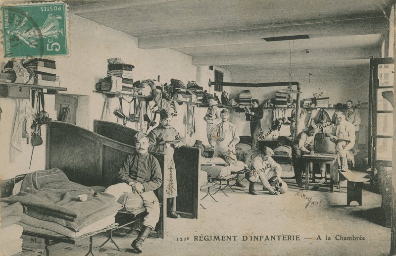 A francia 121. gyalogezred katonái a laktanyában. 1913-ban feladott képeslap. alkotó: French Photographer