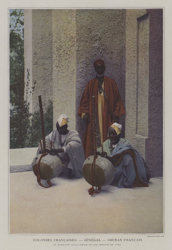 Gallo-Thiam ékszerész és cora játékosok a párizsi Exposition Universelle 1900 szenegáli és francia szudáni részlegében (színes fotó) alkotó: French Photographer