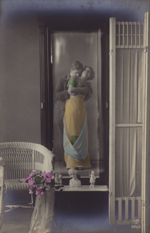 Csókolózó fiatal pár tükörképe (színezett fotó) alkotó: French Photographer