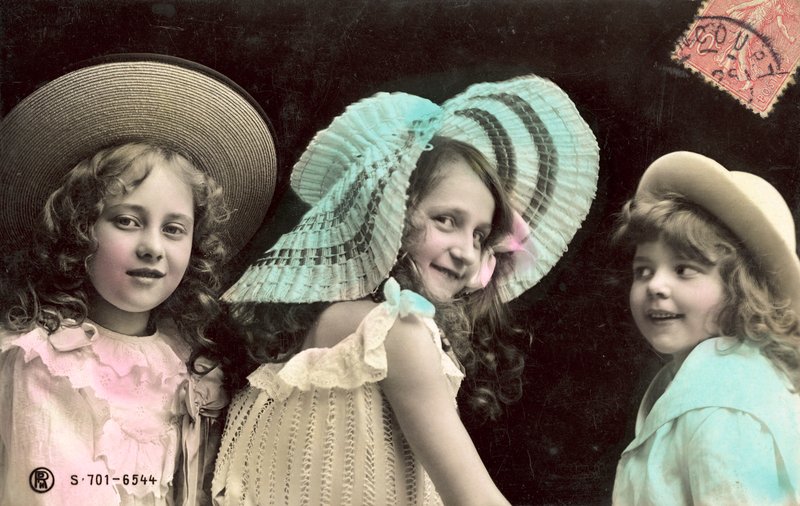 Három fiatal lány kalapban, mosolyogva alkotó: French Photographer