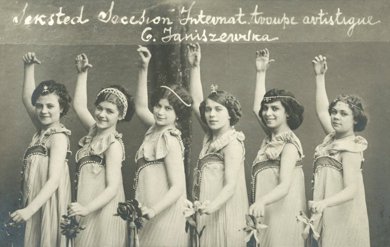 Csapat fiatal női táncosok, mosolyogva alkotó: French Photographer