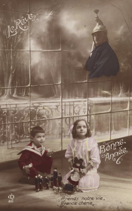 Két gyerek játszik a játékaival, és a katona apjukra gondol (színezett kép) alkotó: French Photographer