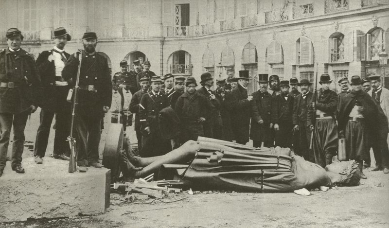 Vendome oszlop, miután 1871. május 16-án lebontották (f/w fotó) alkotó: French Photographer