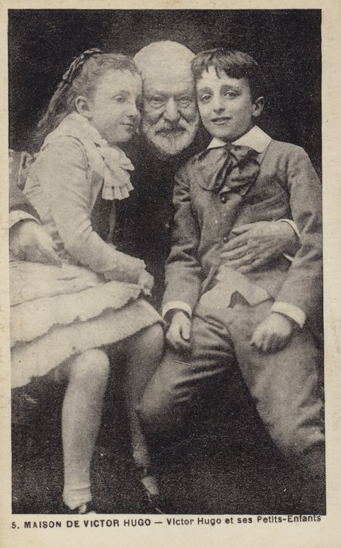 Victor Hugo (1802-1885) francia költő, regényíró és drámaíró unokáival alkotó: French Photographer