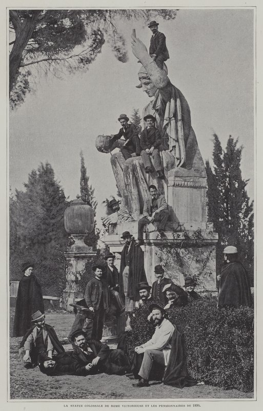 Látogatók a győztes római szobornál alkotó: French Photographer