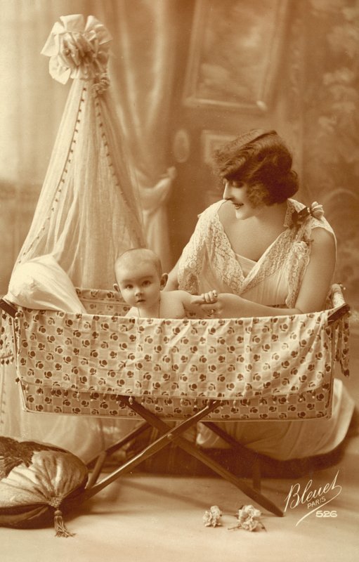 Nő egy babával a bölcsőben alkotó: French Photographer