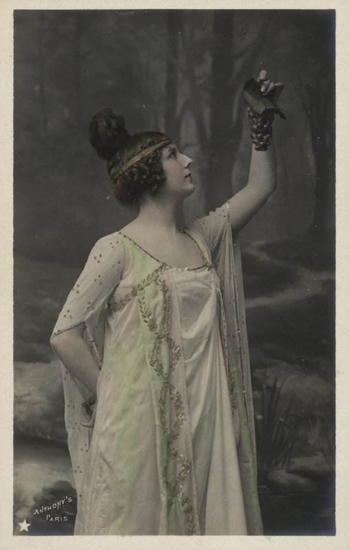 Nő szőlőfürttel alkotó: French Photographer