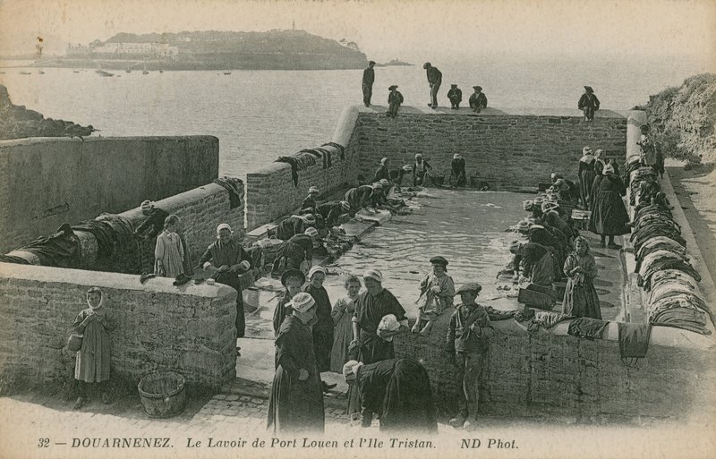 Mosót mosó nők a loueni kikötőben. 1913-ban feladott képeslap. alkotó: French Photographer