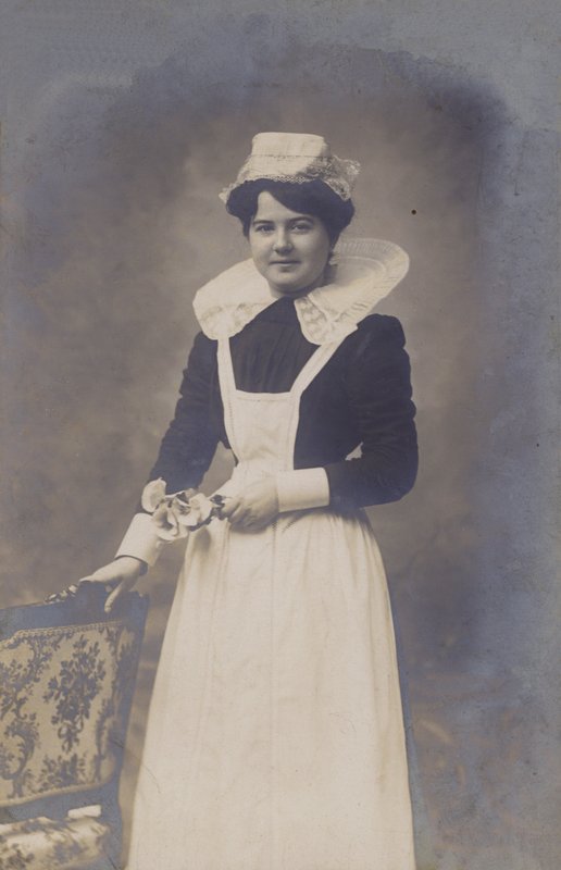 Fiatal lány, szobalány (?), kezében egy kis virágcsokor alkotó: French Photographer