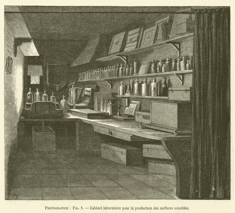 Laboratóriumi szekrény érzékeny felületek gyártásához (gravírozás) alkotó: French School
