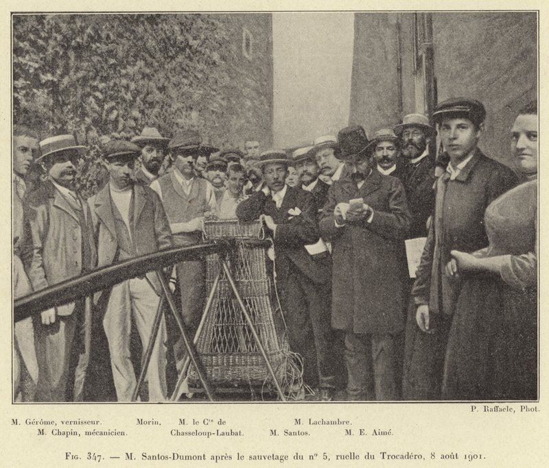 M Santos-Dumont az 5. szám megmentése után, Ruelle du Trocadero, 1901. augusztus 8. (metszet) alkotó: French School