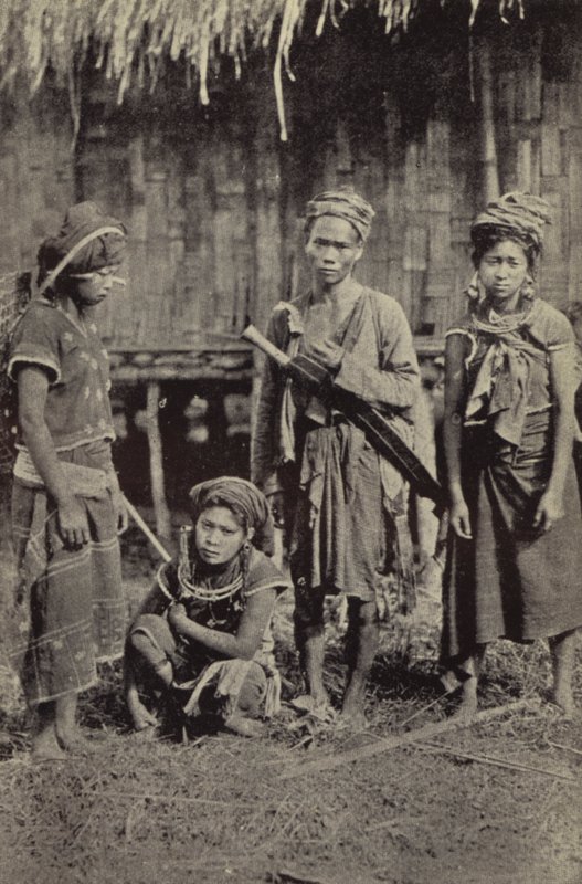 Burma: Egy kachin férfi a jellegzetes dah-val és három nő (f/w fotó) alkotó: Georges Bertin Scott