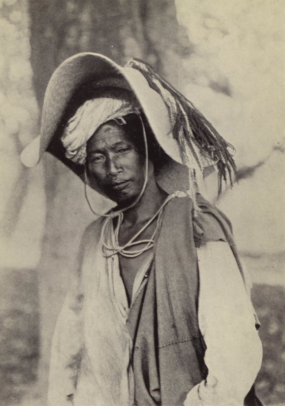 Burma: Egy shani kereskedő meleg időjárási kalapjában (f/w fotó) alkotó: Georges Bertin Scott