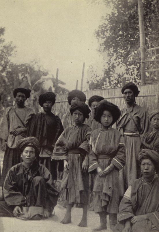 Burma: Lihsaw férfiak és nők csoportja (f/w fotó) alkotó: Georges Bertin Scott