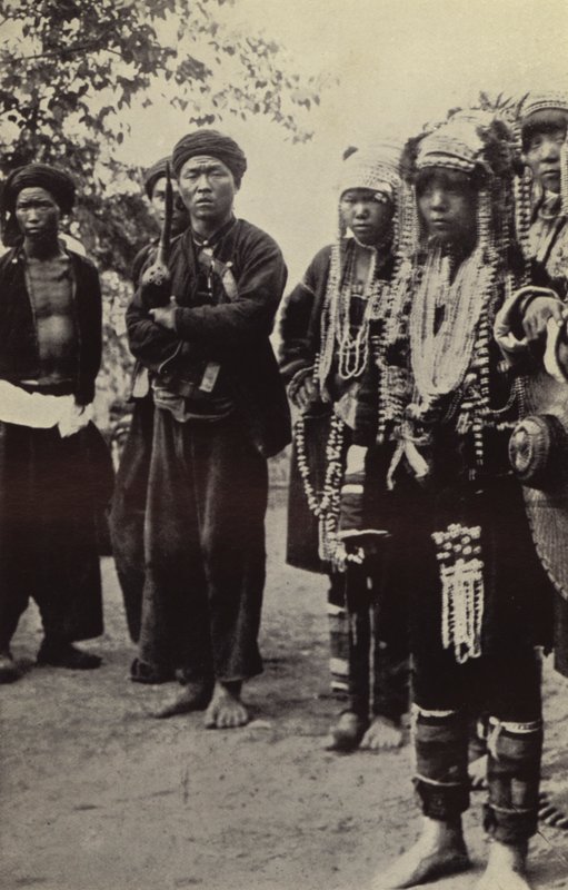 Burma: Akha férfiak nőkkel teljes díszükben (f/w fotó) alkotó: Georges Bertin Scott
