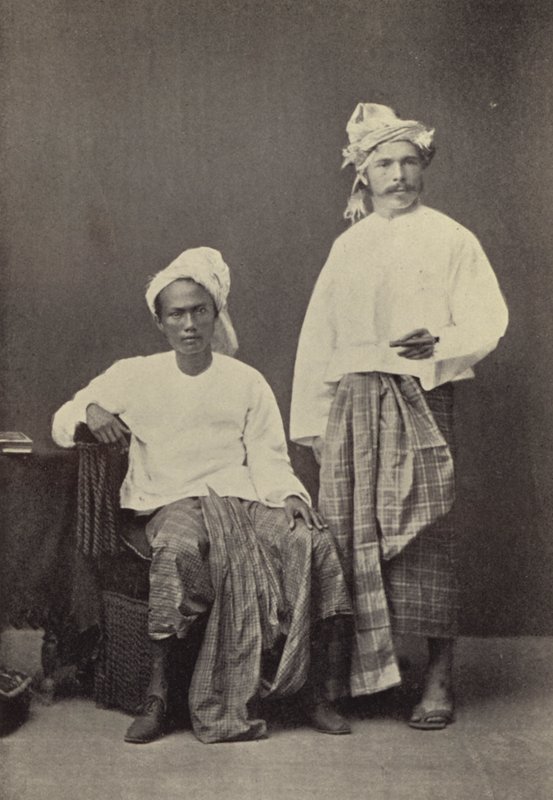 Burma: A szerző burmai ruhában (1878) egy futballtárssal (f/w fotó) alkotó: Georges Bertin Scott