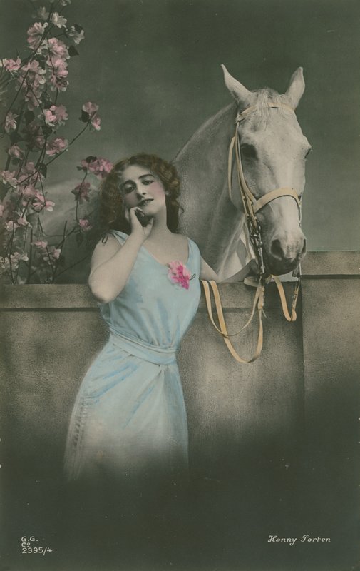 Henny Porten német filmsztár 1913-ban küldött képeslapja (kézzel színezett fotó) alkotó: German Photographer