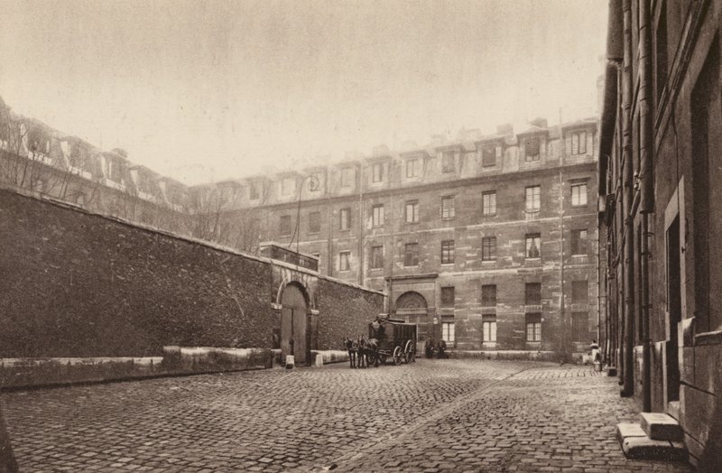 Párizs: Cour interieure de St-Lazare, la prison des femmes; A "St-Lazare" női börtön belső udvara (fekete-fehér fotó) alkotó: Henri Manuel