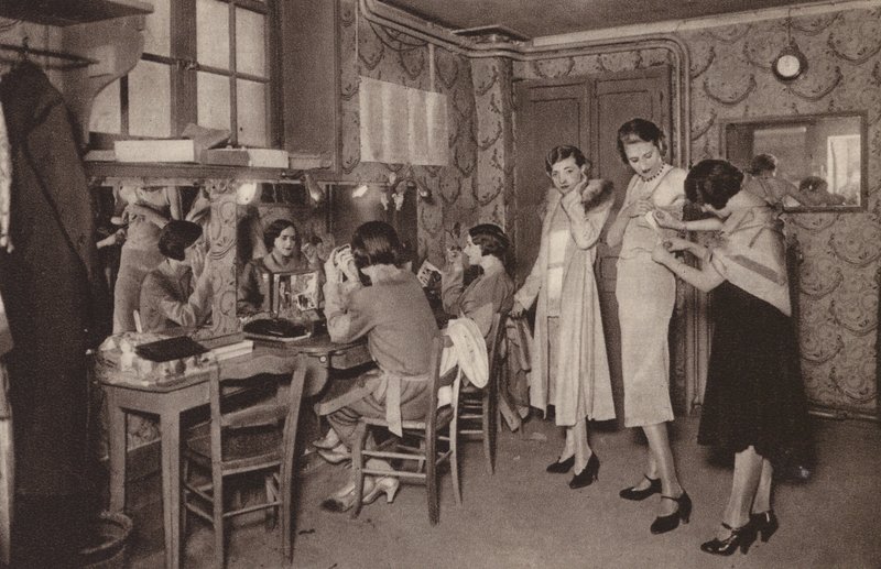 Párizs: Manökenek; Egy mellékjelenet egy nagy szabóságban; manökenek (fekete-fehér fotó). alkotó: Henri Manuel