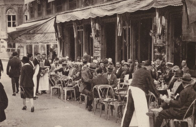 Párizs: Egy régi, jól ismert párizsi kávézó (fekete-fehér fotó). alkotó: Henri Manuel
