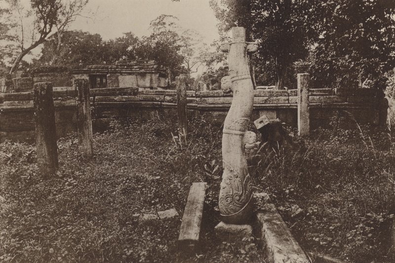Ceylon romvárosai: furcsa, lekerekített oszlop és romok (f/w fotó) alkotó: Henry W. Cave