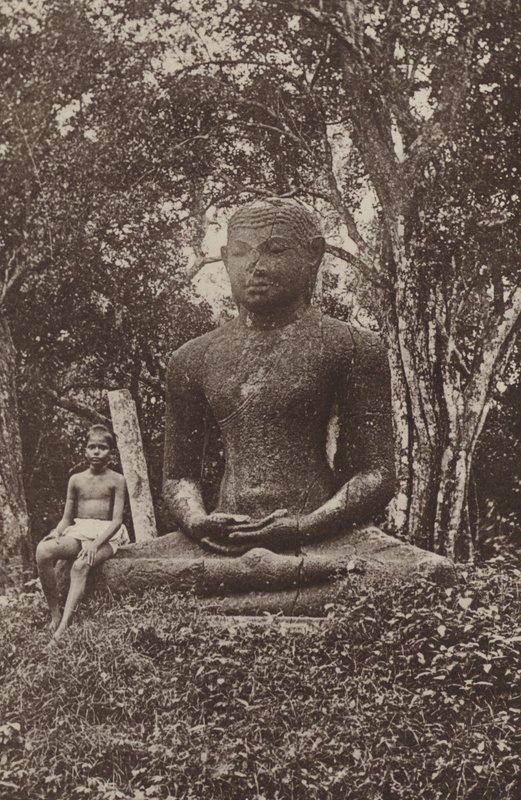 Ceylon romvárosai: Monolit Buddha-szobor (f/w fotó) alkotó: Henry W. Cave