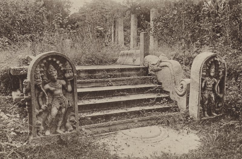 Ceylon romvárosai: Holdkő, őrkövek és lépcsők (f/w fotó) alkotó: Henry W. Cave
