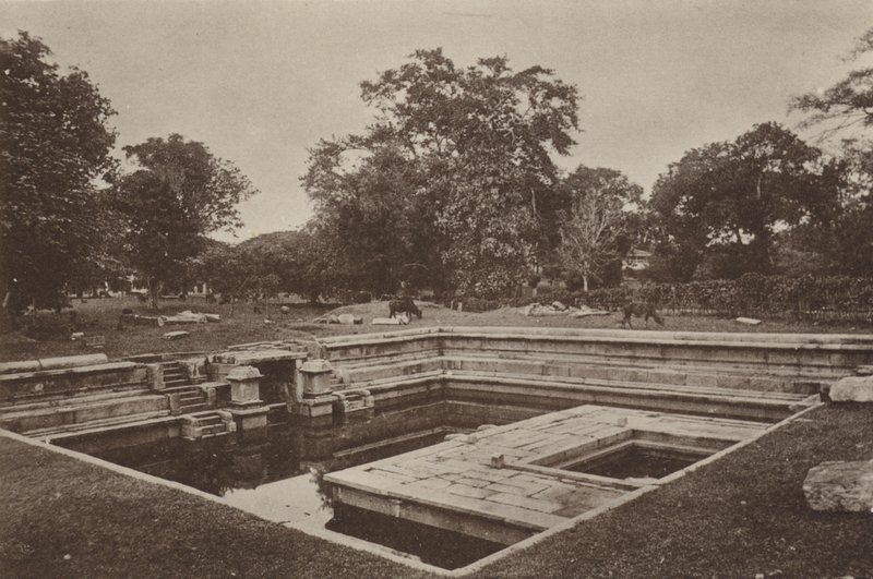Ceylon romvárosai: Pokuna (f/w fotó) alkotó: Henry W. Cave