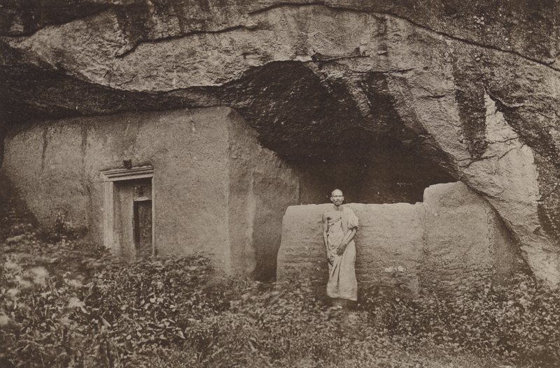 Ceylon romvárosai: Mihintale-i sziklalakások maradványai (f/w fotó) alkotó: Henry W. Cave
