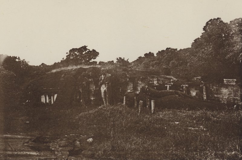 Ceylon romvárosai: Sziklatemplom Polonnaruwában (f/w fotó) alkotó: Henry W. Cave