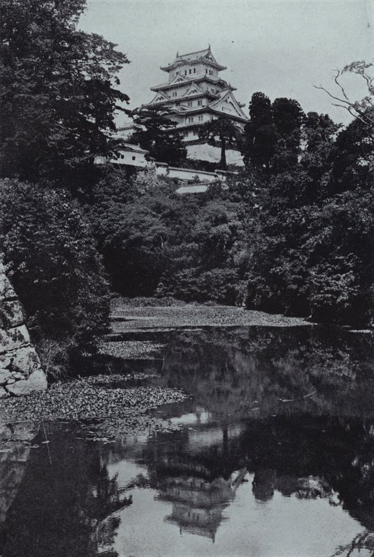 Feudális kastély, a várárokból (f/w fotó) alkotó: Herbert Ponting