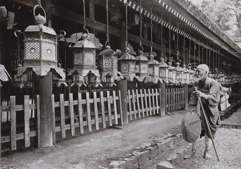 Zarándok a Kasuga templomban, Nara (f/w fotó) alkotó: Herbert Ponting