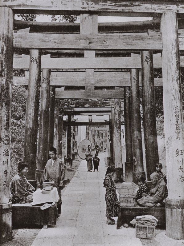 Torii sugárútja az Inari-templomnál (f/w fotó) alkotó: Herbert Ponting