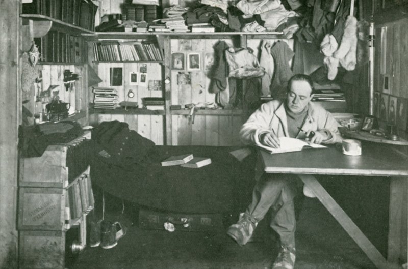 Scott kapitány írja a naplóját alkotó: Herbert Ponting