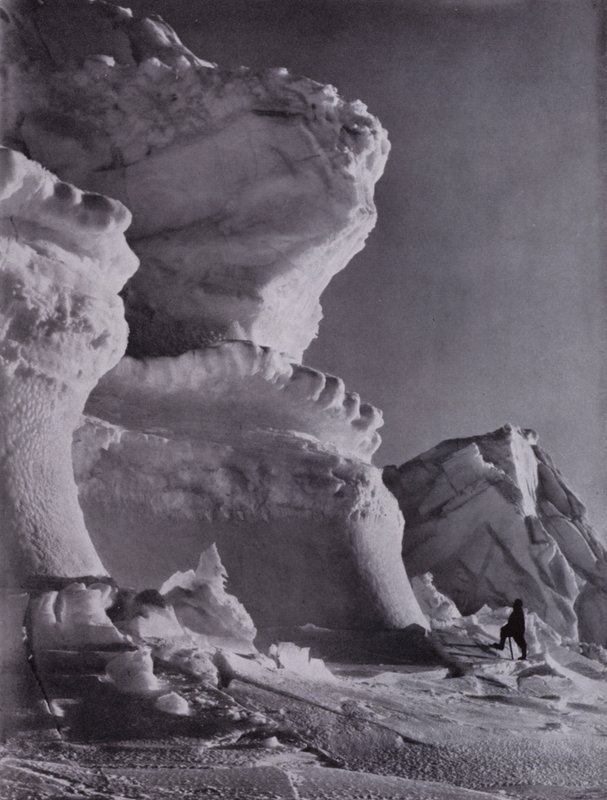A Berg-kastély jégbástyái (f/w fotó) alkotó: Herbert Ponting