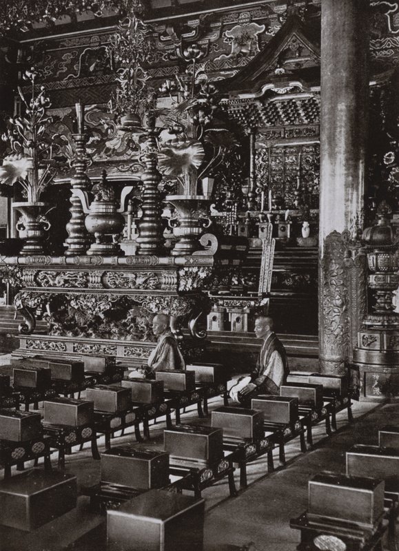 Egy buddhista templom belseje (f/w fotó) alkotó: Herbert Ponting