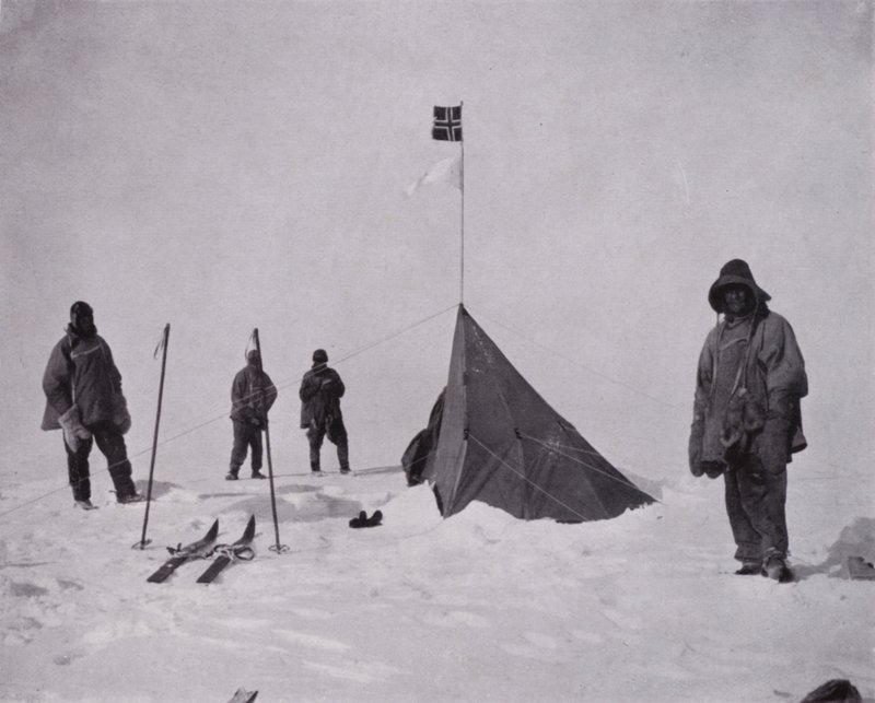 "Ez egy fekete zászló volt, a norvég zászló. Amundsen volt az első a pólusnál" (B/W fotó) alkotó: Herbert Ponting