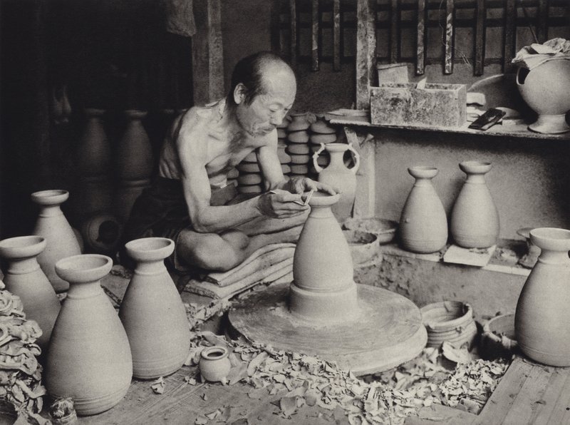 Japán az 1920-as években: Potter munkában (f/w fotó) alkotó: Herbert Ponting