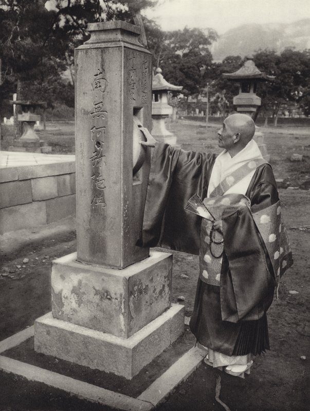 Japán az 1920-as években: Imakerék és buddhista pap (f/w fotó) alkotó: Herbert Ponting