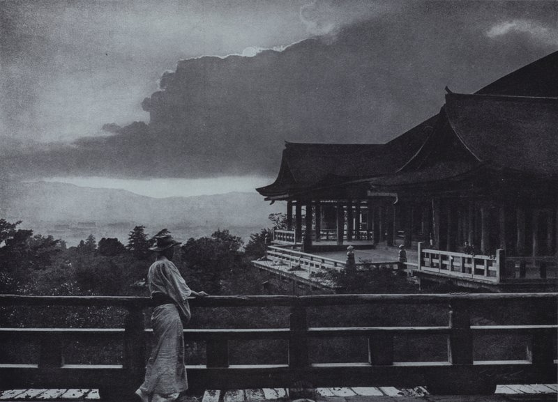 Holdfény Kiyomizu-derában (f/w fotó) alkotó: Herbert Ponting