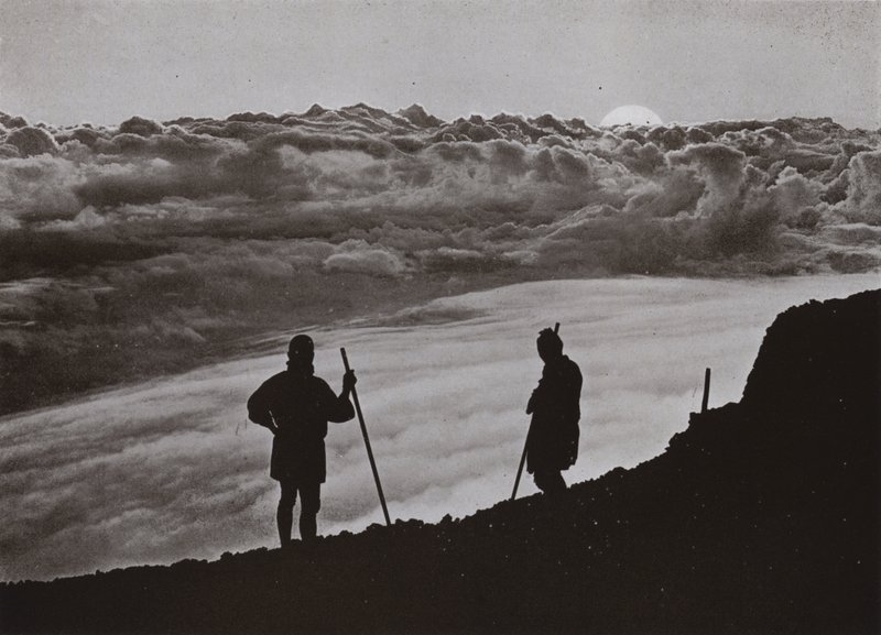 Naplemente a Fuji csúcsáról (f/w fotó) alkotó: Herbert Ponting