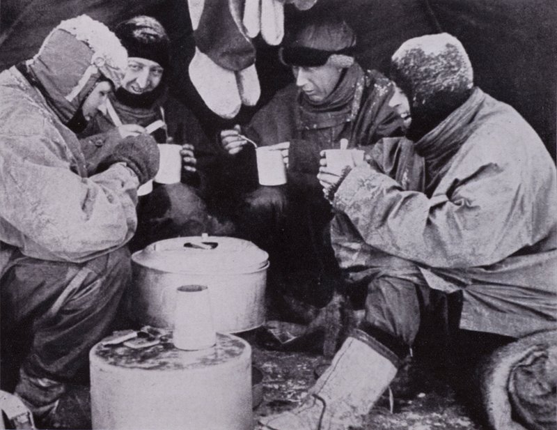 "Aznap este karácsonyi vacsorát fogyasztottak" (f/w fotó) alkotó: Herbert Ponting
