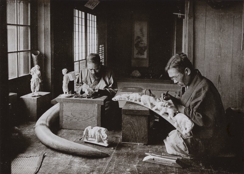 The Ivory Carvers (f/w fotó) alkotó: Herbert Ponting