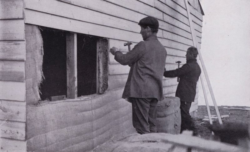 "A kunyhót felépítették" (f/w fotó) alkotó: Herbert Ponting