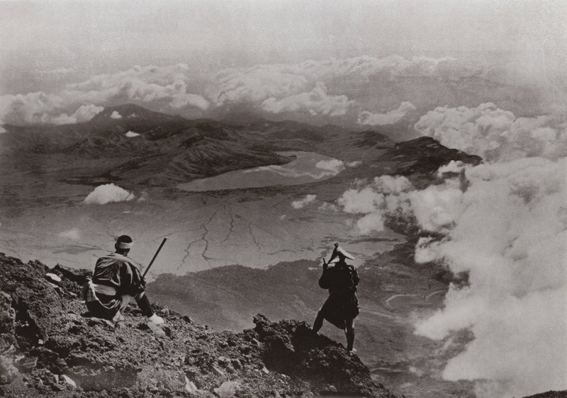 Két mérfölddel a felhők felett, "Három napos hold" tó a Fuji csúcsától (f/w fotó) alkotó: Herbert Ponting